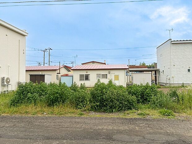 【【現地写真 正面】】現在更地につき解体費用が掛からず、お引渡し後スムーズに建築を進めることができます。即お引渡しも可能です。
（2026年7月撮影）