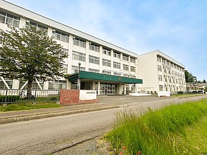 高栄中学校 650m(徒歩9分)