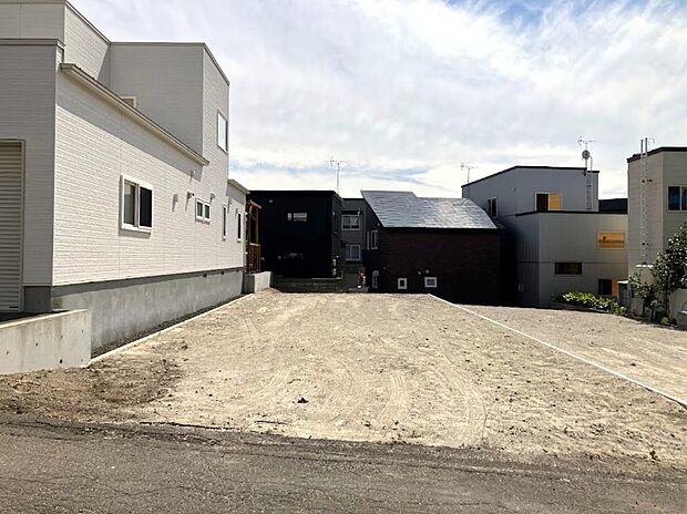 【【A棟 現地写真】】周辺は落ち着いた住宅街となっております。高層の建物がなく、陽当りや風通しも期待できます。2026年11月完成予定です。
(2026年7月撮影)