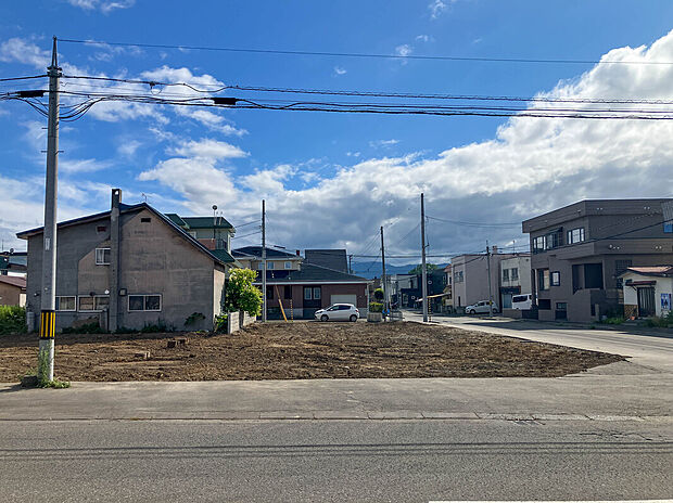 【【現地写真】】全区画が幅員6m～14mの広い道路に面し、お車の出し入れもスムーズ。建物が完成するとゆとりある街並みが広がります。
（2026年7月撮影）
