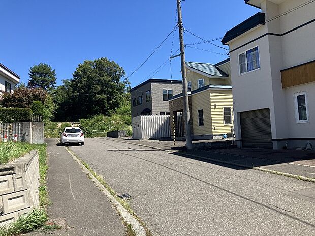 【【現地写真】】教育機関や買物施設など、暮らしに便利な施設が徒歩圏内に揃います。日々の生活を快適にサポートする利便性の高い住環境です。
(2026年8月撮影)