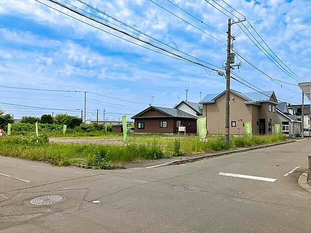 【【現地写真】】3号棟は開放感あふれる角地です。暖かい陽光や通り抜ける風を感じられる快適なお住まいで、新生活をスタートできそうですね。
（2026年9月撮影）