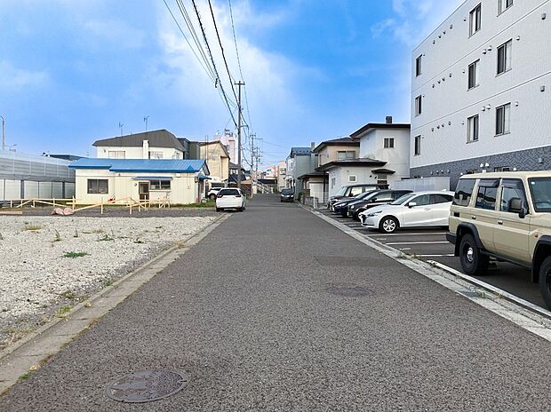 【【現地写真】】幅員約6mの南東側道路に面した区画。きれいに舗装されており車の出し入れもスムーズ、毎日のお出掛けもしやすい立地です。
(2026年10月撮影)