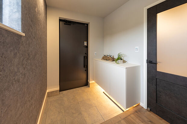 【玄関】
足元を優しく照らす間接照明が迎える玄関。やわらかな光が空間に奥行きを与え、住まいに上質な雰囲気を添えます。帰宅のたびに心安らぐひとときを。
(2025年6月撮影)