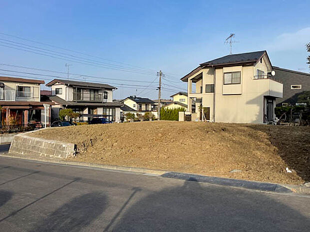 【現地写真】
低層住宅が立ち並ぶ穏やかな住環境につき、のびのび暮らせる閑静な住宅街の一画。広々とした売地が登場しました。
(2026年2月撮影)