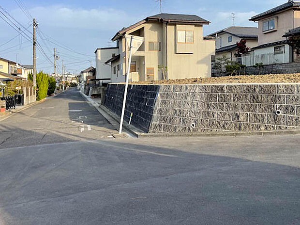 【現地写真】
間口の広い整形地。更地でお引渡しのため解体費用が掛からず、スムーズに建築できるのが嬉しいポイント。
(2026年2月撮影)