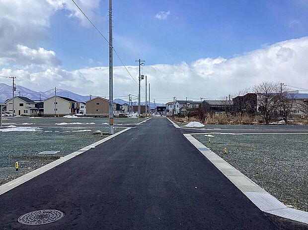 【現地写真】
周辺には高い建物が少ない落ち着いた住宅地となっております。車通りが少なく、静かな環境で新生活をスタートできますね。
(2026年3月撮影)