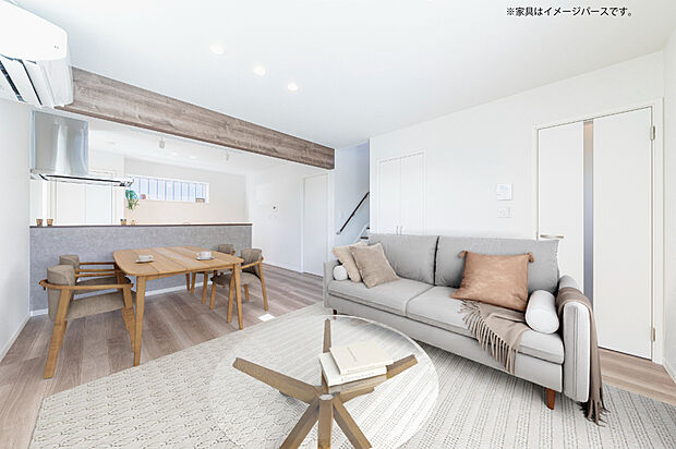 【【リビング】】インテリアコーディネーターが手掛けたナチュラルモダンな内装で、飽きのこない落ち着いた雰囲気にまとまっています。※家具はイメージパースです。
【2024年10月撮影】