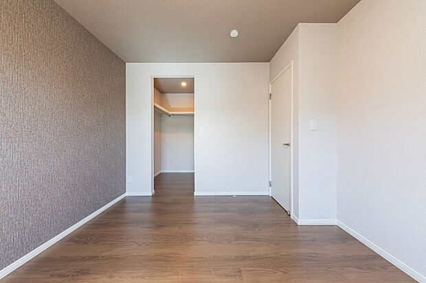 【【主寝室】】6.7帖の主寝室は、落ち着いたアクセントクロスがおしゃれで落ち着く空間を演出しています。
【2024年10月撮影】