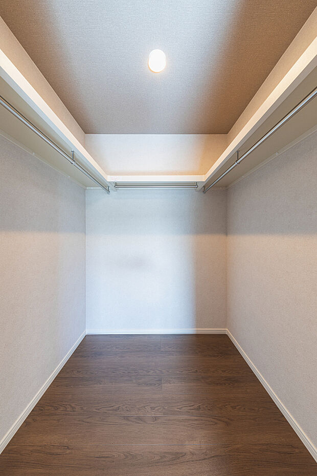 【【主寝室のWIC】】2帖のコの字型ウォークインクローゼット。棚が付いているので整理整頓がしやすく、衣類以外にも季節ものまでたっぷりしまえます。
【2024年10月撮影】