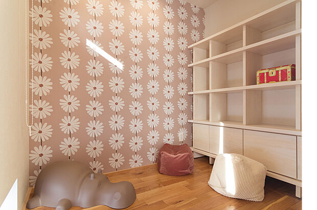 【【小上がりヌック】】リビング横のおしゃれな小上がりヌック。子どものプレイルームや趣味部屋など、家族のライフスタイルに合わせて利用できます。
【2024年12月撮影】