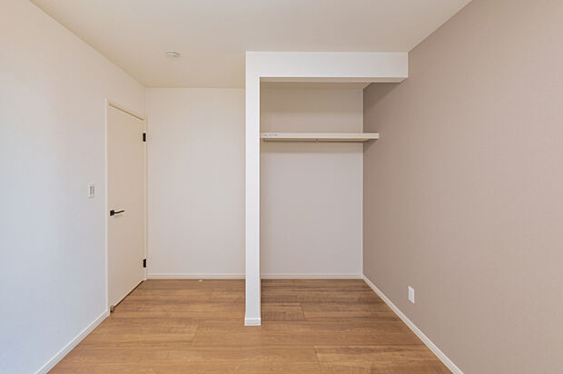 【【洋室B】】5.2帖の洋室は、子ども部屋や書斎、趣味のスペースなど多彩に使えるちょうどいい広さ。ライフスタイルに合わせて自由にアレンジできる一部屋です。
(2025年6月撮影)