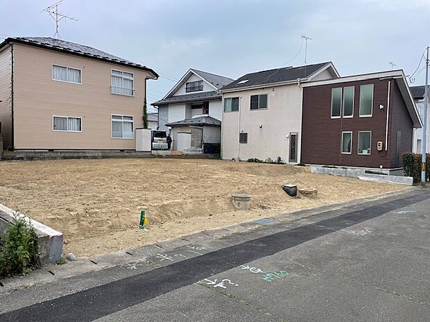 【【現地写真】】2025年10月に完成予定、これから建築が始まります。スタイリッシュな外観のお住まいが建築予定です。
(2025年9月撮影)