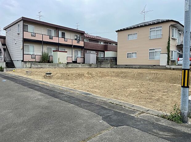 【【現地写真】】幅員約5mの西側公道に面し陽当り良好。暖かい陽光を感じられるお住まいです。
(2025年9月撮影)