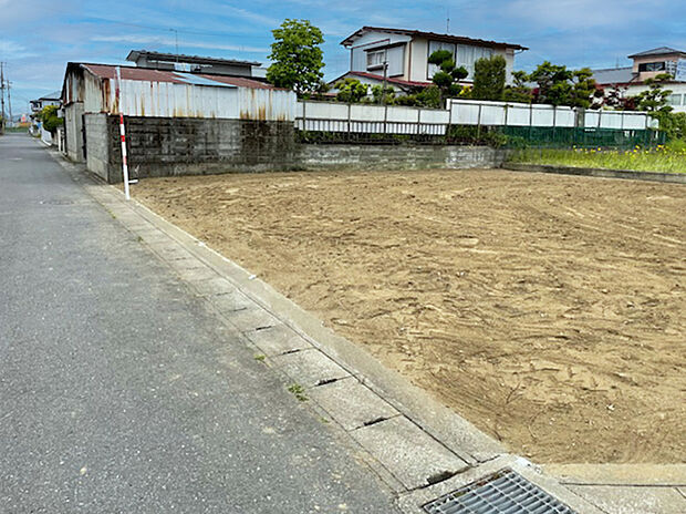 【【現地写真】】間口の広い区画です。前面道路との段差も無くお車の出し入れもスムーズにできます。
(2025年10月撮影）