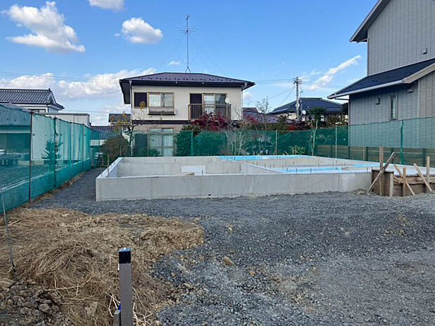 【【現地写真】】周辺には高い建物が少ないため、明るく開放感のある立地です。室内に暖かい陽光と気持ちの良い風が差し込みます。
(2025年11月撮影）