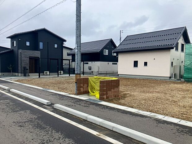 【【現地写真】】太陽光発電システム搭載のエコ住宅。1年中快適に過ごせる高気密工断熱仕様も嬉しいですね。
(2026年5月撮影)