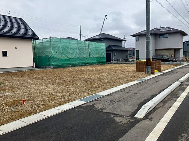 【【現地写真】】幅員約9mの市道に面し、見通しが良く駐車も楽々スムーズ。きれいに舗装された前面道路は、お住まいの見栄えも良くしてくれますね。
(2026年5月撮影)
