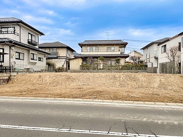 【【現地写真】】南側道路に面し陽当り良好、開放感がございます。きれいに舗装された前面道路は、お住まいの見栄えも良くしてくれますね。
(2026年7月撮影)