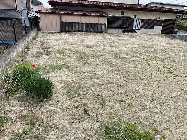 【【現地写真】】これから建築が始まります。現在更地のため、土地の広さや建設後のイメージをすぐに確認することができます。
(2026年10月撮影)