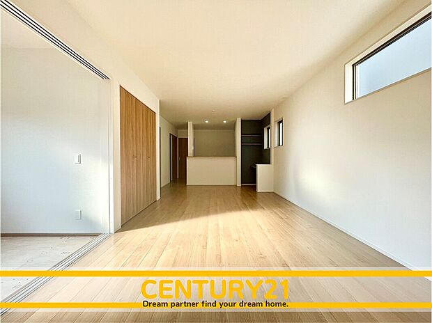 ※家具・CG加工はイメージです。販売価格等には含まれません。
■■憩いのリビング■■
リビングとダイニングの空間機能を活かし、巧みに使い分ける発想が、ライフスタイルに新しいゆとりをもたらします。

