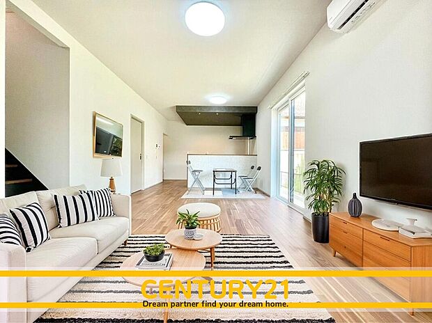 ※家具・CG加工はイメージです。販売価格等には含まれません。
■■憩いのリビング■■
リビングとダイニングの空間機能を活かし、巧みに使い分ける発想が、ライフスタイルに新しいゆとりをもたらします。