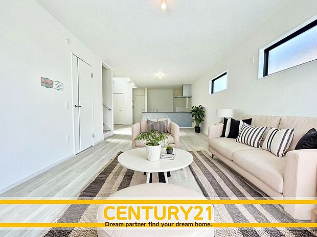 ※家具・CG加工はイメージです。販売価格等には含まれません。
■■憩いのリビング■■
リビングとダイニングの空間機能を活かし、巧みに使い分ける発想が、ライフスタイルに新しいゆとりをもたらします。