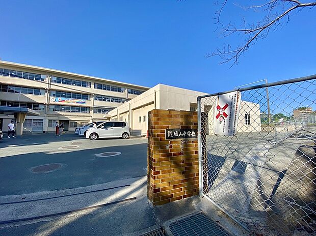 宗像市立城山中学校（約1,300m）