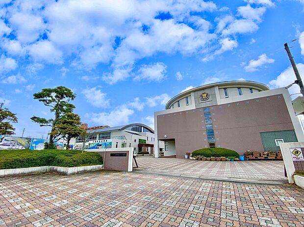 須恵町立須恵第三小学校(約1,800m)