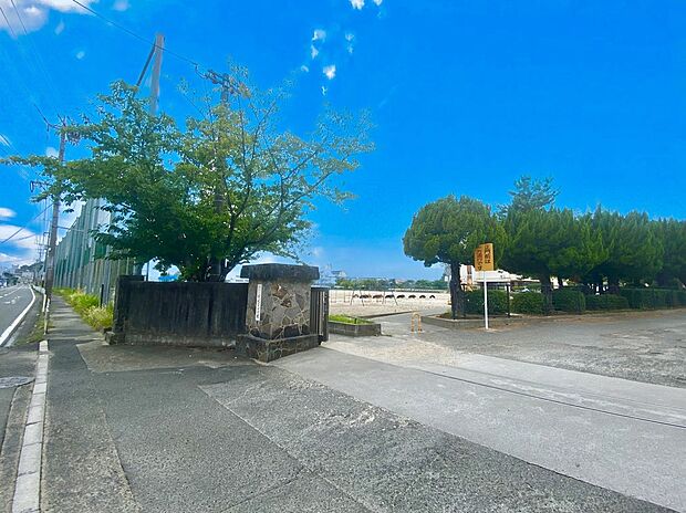 飯塚市立伊岐須小学校(約300m)