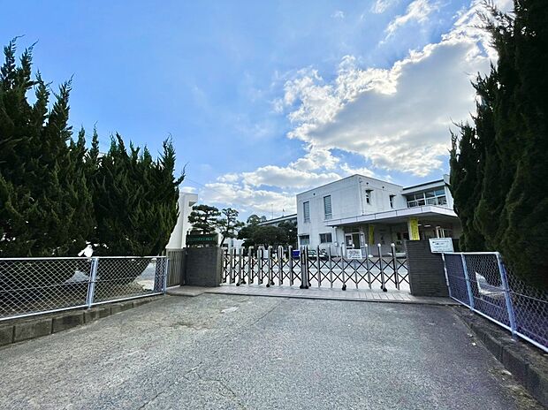 太宰府市立水城西小学校(約1,352m)