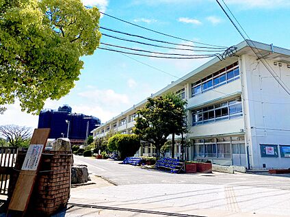 春日市立須玖小学校 671ｍ