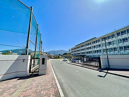 宇美町立宇美中学校 871m