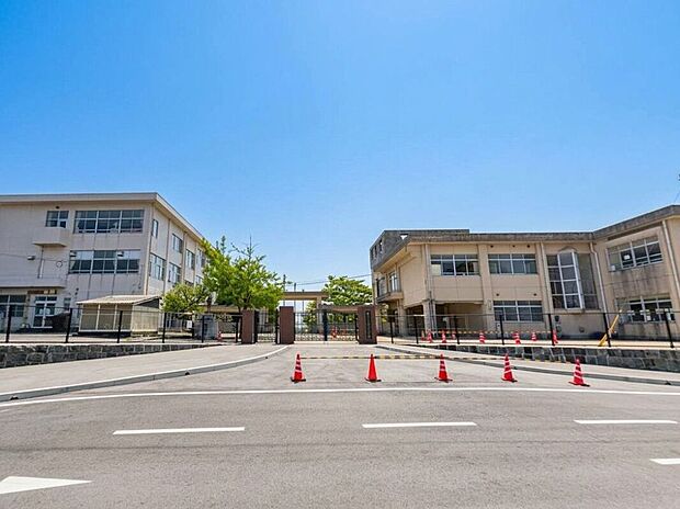 上峰町立上峰小学校(約656m)