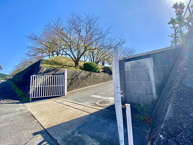 宗像市立自由ケ丘中学校（約750m）