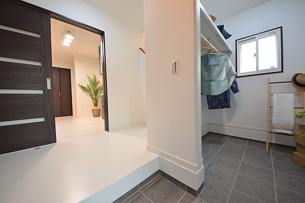 弊社施工例　玄関に広いシュークロー