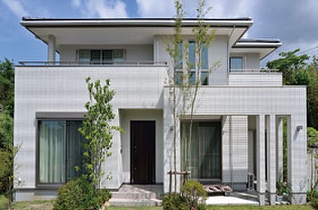 【外壁パワーボード・構造用ハイベストウッド】建材メーカーでも有名な旭化成の外壁材で、夏の残暑や冬の低温・乾燥などに強く、ひび割れや反り、たわみといった変形が起きにくい安定した材料です。土台、柱、横架材を構造用ハイベストウッドで一体化し、全体を一つの箱にすることで壁面全体で外力を受け止めます。それにより、優れた耐震性能、耐風性能が得られます。