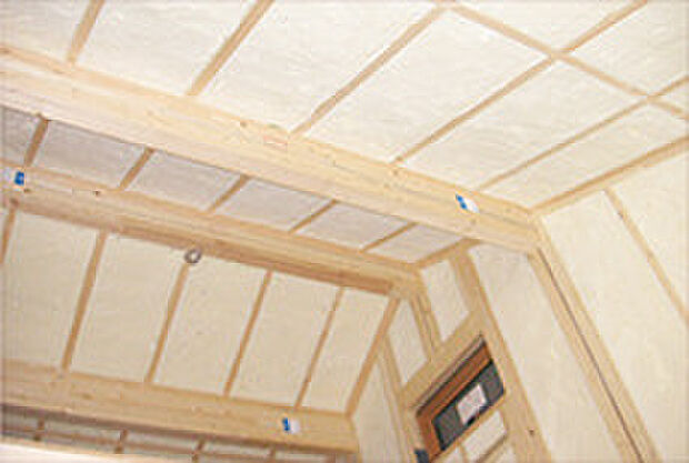 【家全体を包み込む吹き付け断熱】水から生まれた人・地球にやさしい断熱材。従来のグラスウール10Kの約1.5倍の断熱効果を発揮。吸音性能にも優れ、静かで快適な住空間を実現します。断熱性に優れた冷暖房コストを抑えることが可能になります。