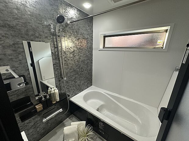 【施工例】１坪タイプの落ち着いた浴室で、一日の疲れを癒やしてください。