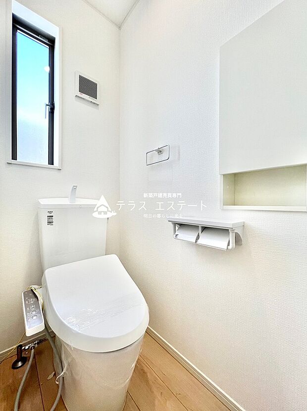 【温水洗浄便座トイレ】小窓付きで空気の入替もラクラク♪嬉しい機能が搭載された温水洗浄便座トイレです。※写真は同一タイプもしくは同一仕様です。

