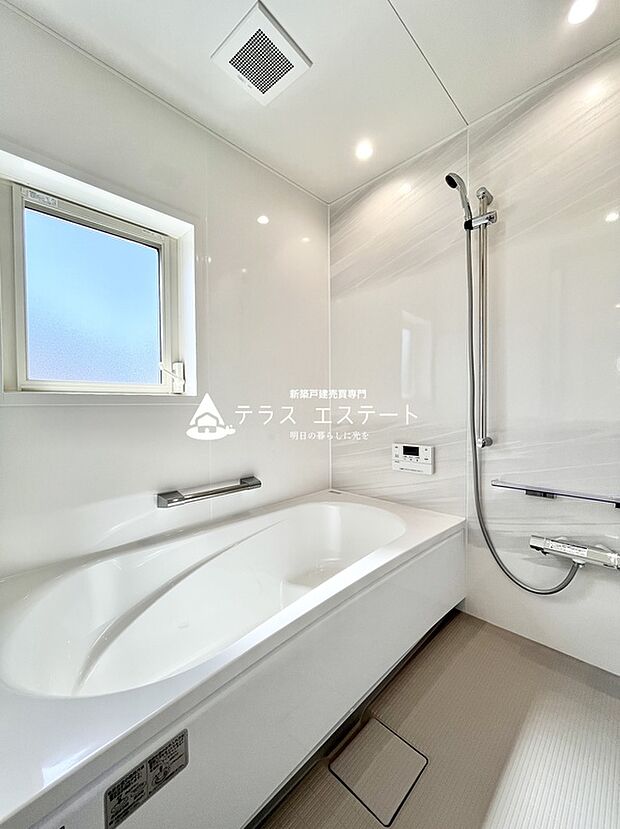 【浴室】白を基調としたシンプルな浴室です。お子様と入浴しても圧迫感のない広さです。１日の疲れを癒すスペースになりそうですね！