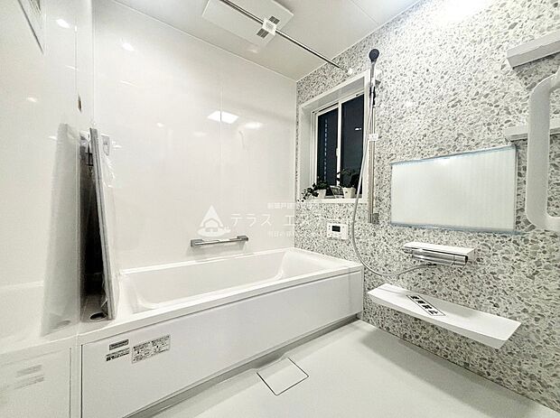 【浴室】水垢が目立ちにくいデザインのユニットバスです。
浴室乾燥付きです☆