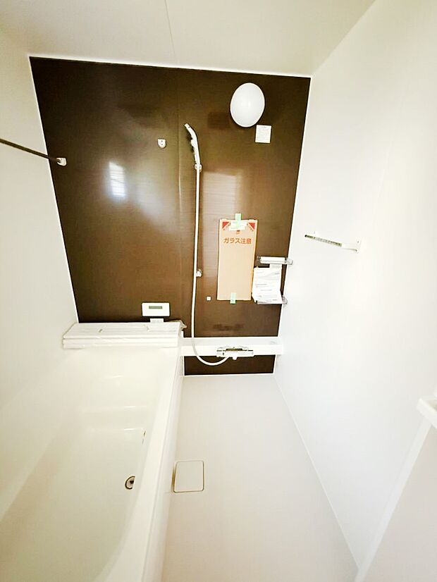 一日の疲れを癒してくれる明るい清潔感のあるバスルーム    