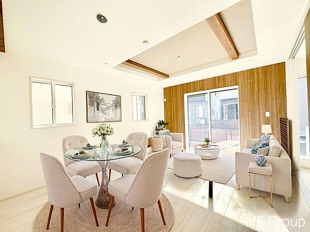 ご家族の賑やかな話し声で包まれる明るいリビング  ※家具はCGです