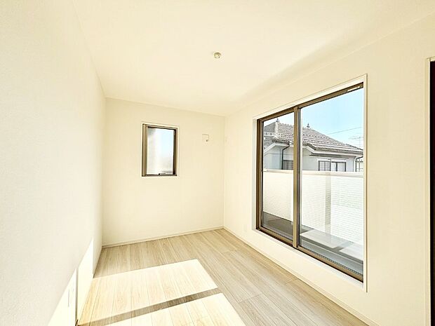 バルコニーが開放感をプラスしてくれる洋室