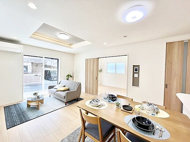 日当たりのいいリビングでゆったりとしたティータイムを！ お気に入りのグリーンを飾れば更に心地よさがアップ！