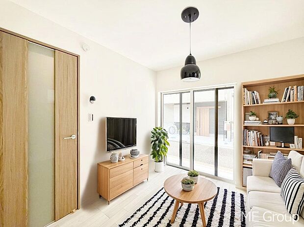 ご家族の賑やかな話し声で包まれる明るいリビング ※家具はCGです