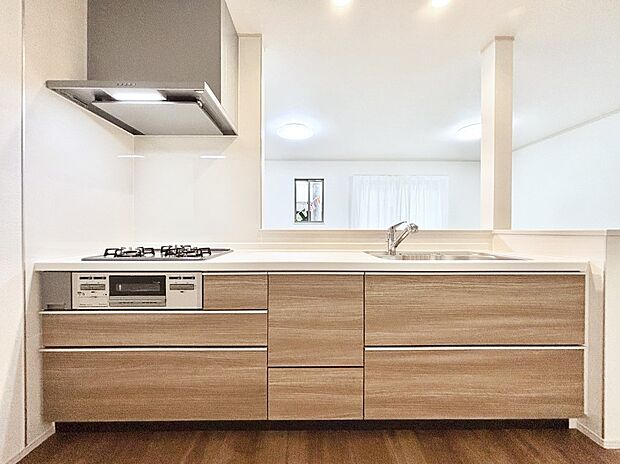 リビングを見渡せる人気のカウンターキッチン。 家族を見守りながら家事をすることができます。