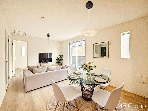 ご家族の賑やかな話し声で包まれる明るいリビング ※家具はCGです