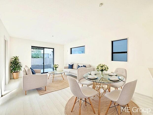 ご家族の賑やかな話し声で包まれる明るいリビング  ※家具はCGです